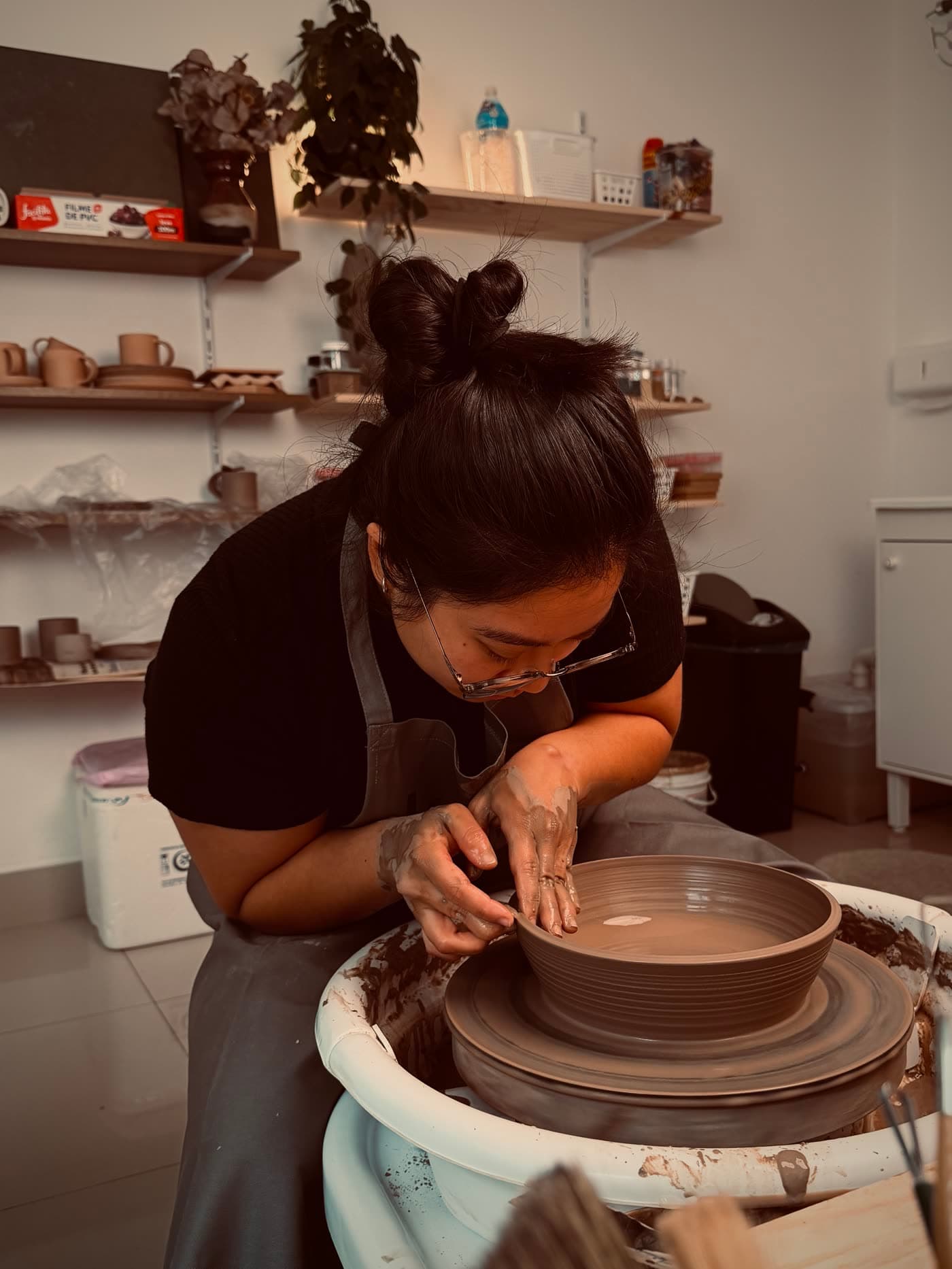 Bancada do ateliê parceiro com peças de cerâmica